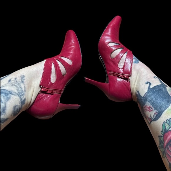Bellini Shoes - Vintage Womens Red Leather Bellini Gladiator Cut Out Christmas Mrs Claus Shoes 7